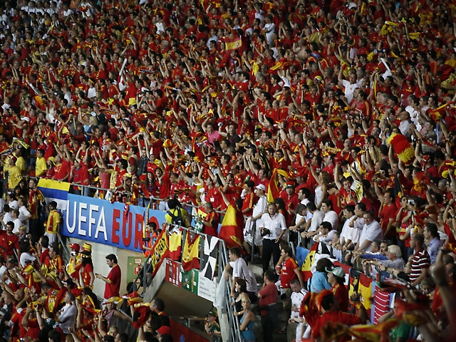 Den spanska supporterskaran “La marea roja” (Det röda tidvattnet).